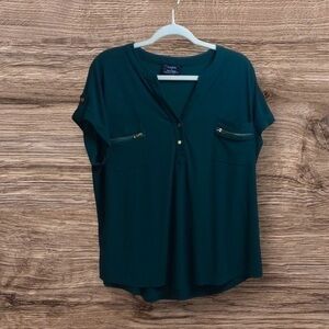 Flower &  feather green V-neck short sleeve blouse. 1X stretch